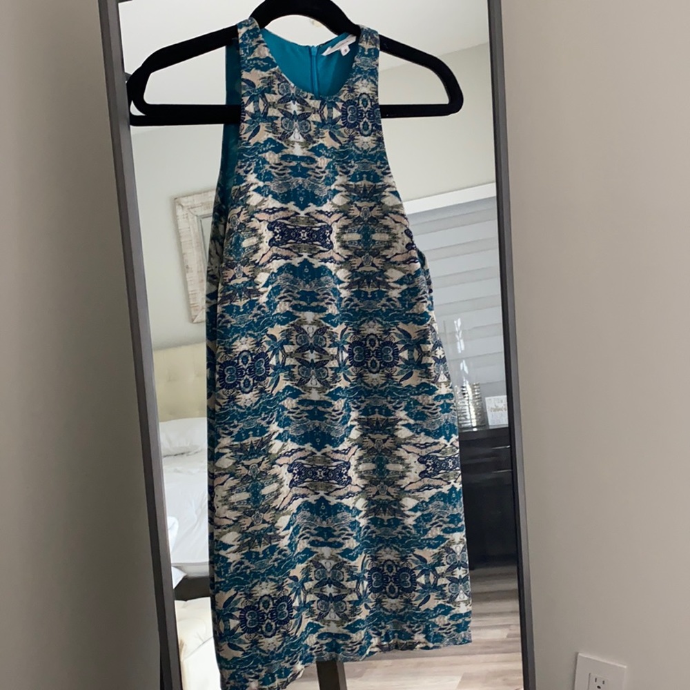 Sleeveless short dress with multi colors